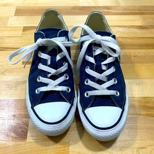 Women’s navy blue Converse Chuck Taylor All-Stars